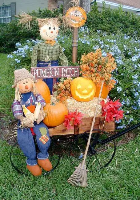 LOVE this idea for Fall decorating - pumpkins, scarecrow in a wagon.