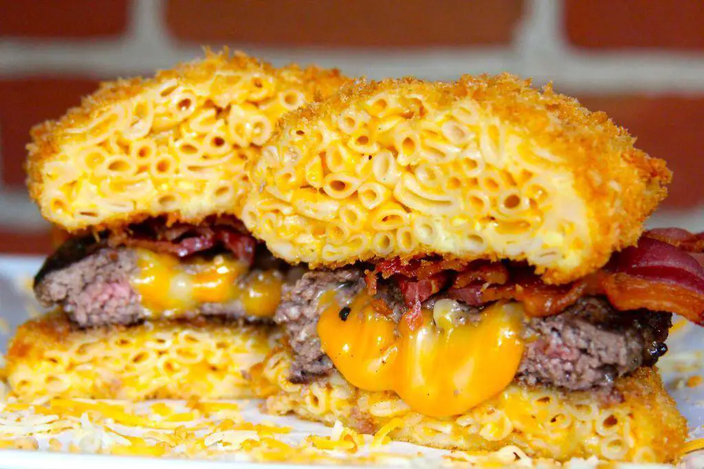 Mac and Cheese Bacon Cheeseburgers!!  Yes please!!!