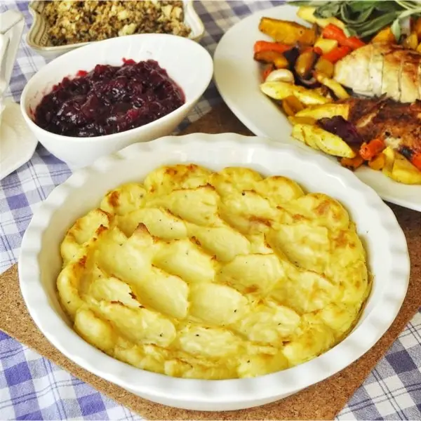 easy Thanksgiving side dishes – make ahead recipes, vegetable side dishes, casserole recipes, side dishes you can make in your slow cooker, traditional side dish ideas, and some healthy Thanksgiving dinner side dish ideas - Garlic Mashed Potatoes