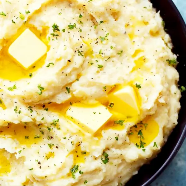 easy Thanksgiving side dishes – make ahead recipes, vegetable side dishes, casserole recipes, side dishes you can make in your slow cooker, traditional side dish ideas, and some healthy Thanksgiving dinner side dish ideas - slow cooker mashed potatoes