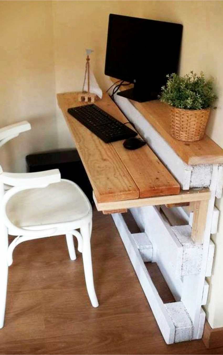 Love this idea for furniture made out of pallet wood - a DIY pallet desk.  Love that it's small and can fit into tiny areas and rooms.