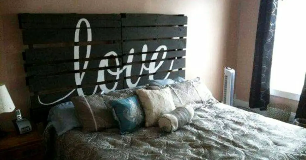 DIY pallet headboard - make a headboard for your bed from old pallet wood