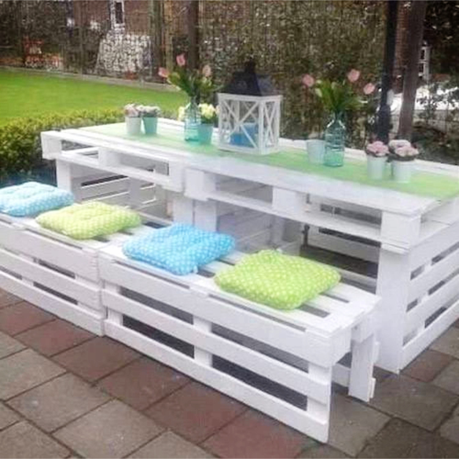 This is brilliant!  DIY pallet picnic table and benches.  Love things that are made out of old pallet wood and this picnic table and benches are just gorgeous.  Love that they painted it white - it looks so pretty!