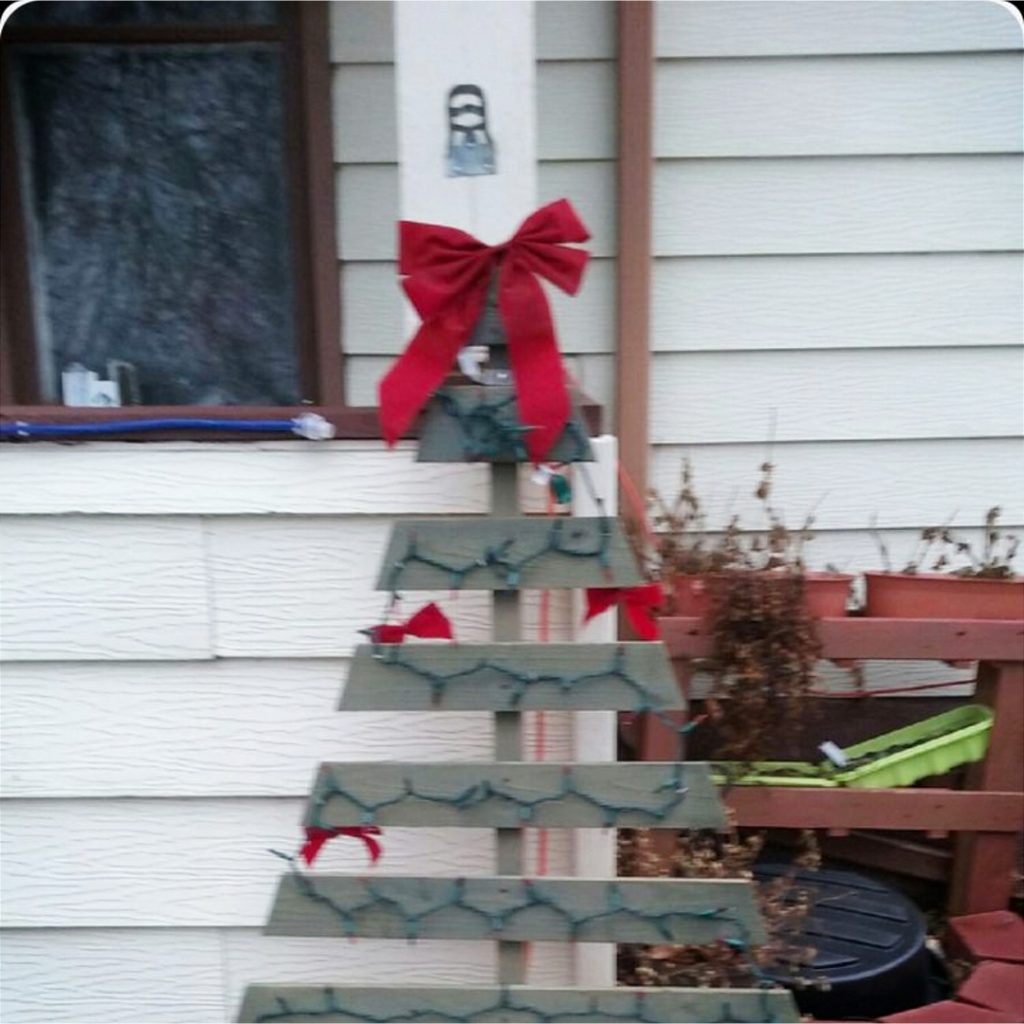 DIY Pallet Christmas Tree Ideas - We Tried It! - Involvery