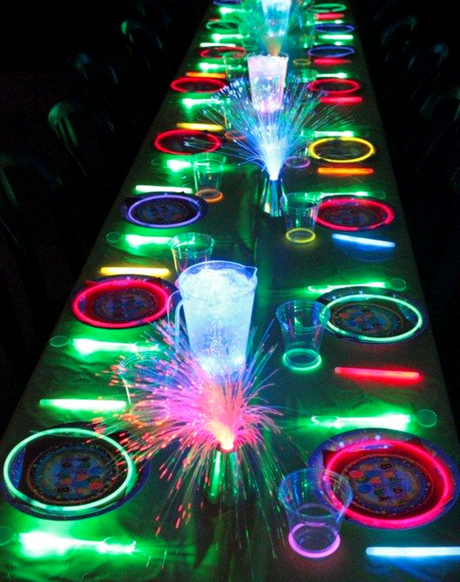 Family-friendly New Years Eve ideas - Love these ideas for kids on New Years Eve! Neon GLOW party table for New Years Eve - the kids LOVE it!