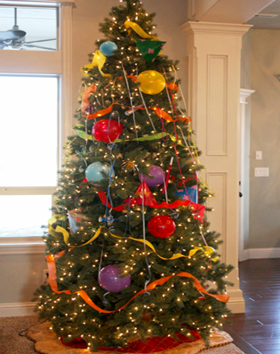 Family-friendly New Years Eve ideas - Love these ideas for kids on New Years Eve! Have the whole family help UN-decorate the Christmas tree and turn it into a New Years tree!