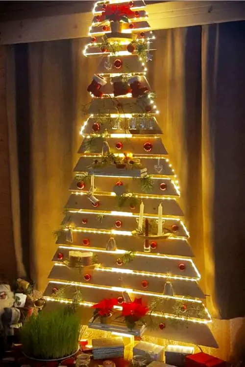 Pallet Christmas Tree Ideas - How To Make a Christmas Tree Decoration Out Of Old Pallet Wood (video and pictures).  Fun and easy DIY Christmas decor