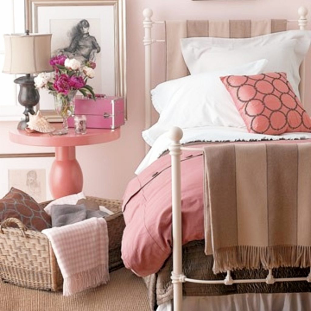 Dusty pink bedroom - love it! #blushpinkbedroom #rosegoldbedroom #rosebedroom #bedroomideas #bedroomdecor #blushpink #diyroomdecor #houseideas #blushbedroom #dustypinkbedroom #littlegirlsroom #homedecorideas #pinkandgold #girlbedroom #dreambedrooms