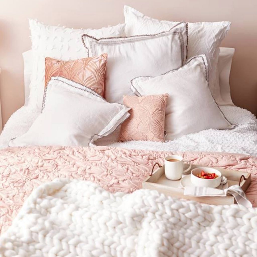 blush pink bedroom and bedding ideas #blushpinkbedroom #rosegoldbedroom #rosebedroom #bedroomideas #bedroomdecor #blushpink #diyroomdecor #houseideas #blushbedroom #dustypinkbedroom #littlegirlsroom #homedecorideas #pinkandgold #girlbedroom #dreambedrooms