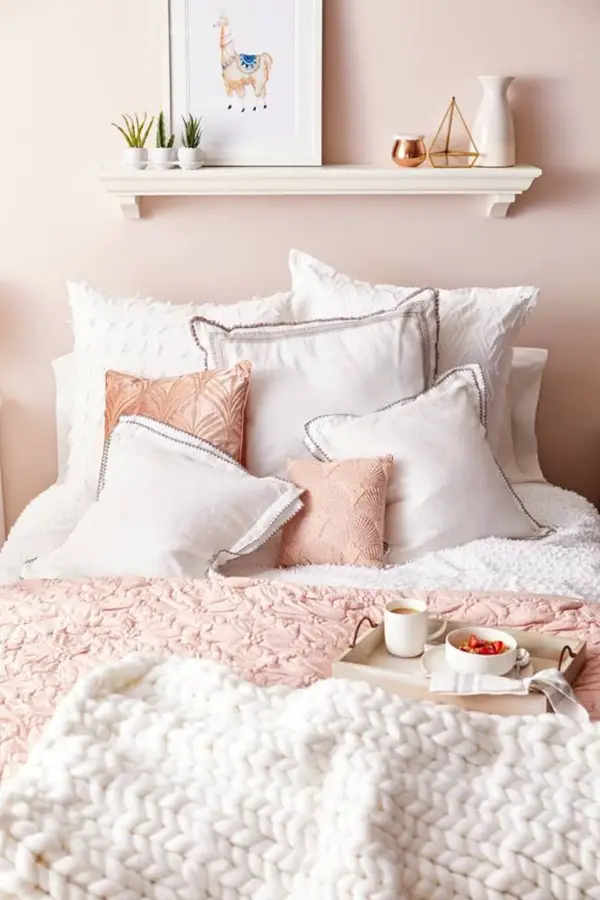 Blush Pink Bedroom Ideas - LOVE that big chunky blanket!