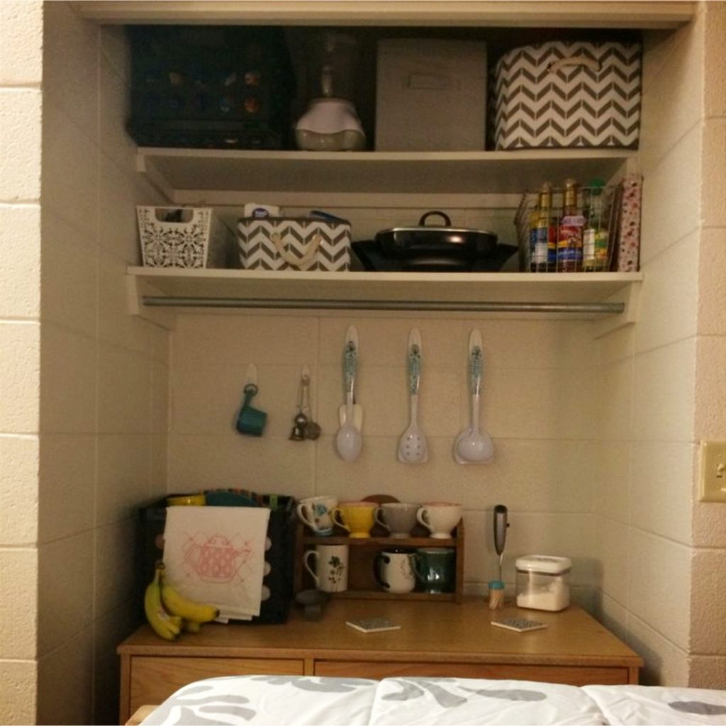Ideas for decorating dorm rooms - college dorm room ideas #dormroomideas #gettingorganized #goals