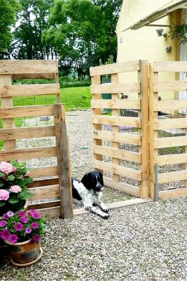Pallet Projects - Quick and easy pallet projects to try - pet fence made from pallet wood