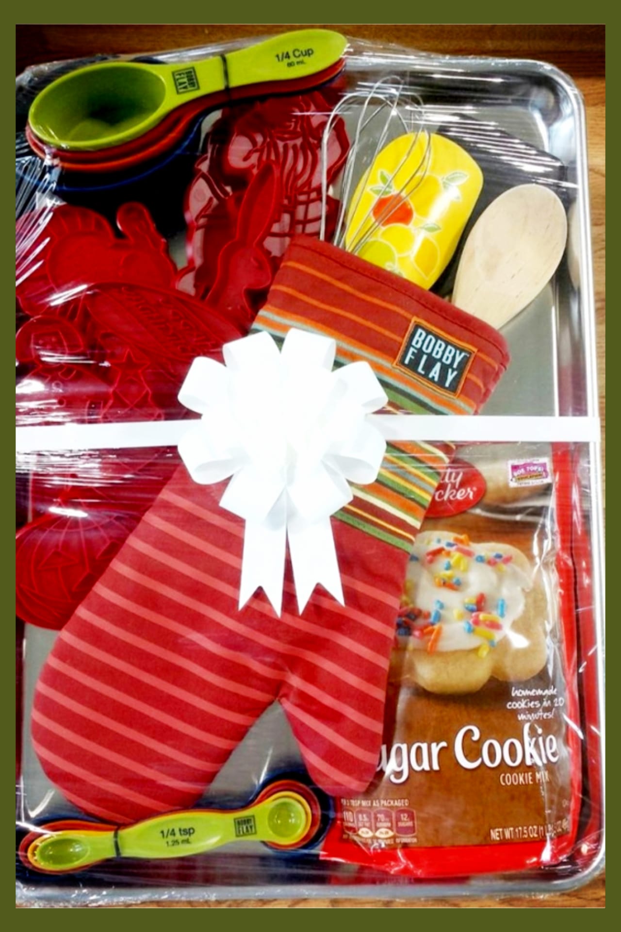 baking gift basket ideas - great and EASY housewarming gift basket ideas.  Raffle basket and silent auction gift basket ideas too