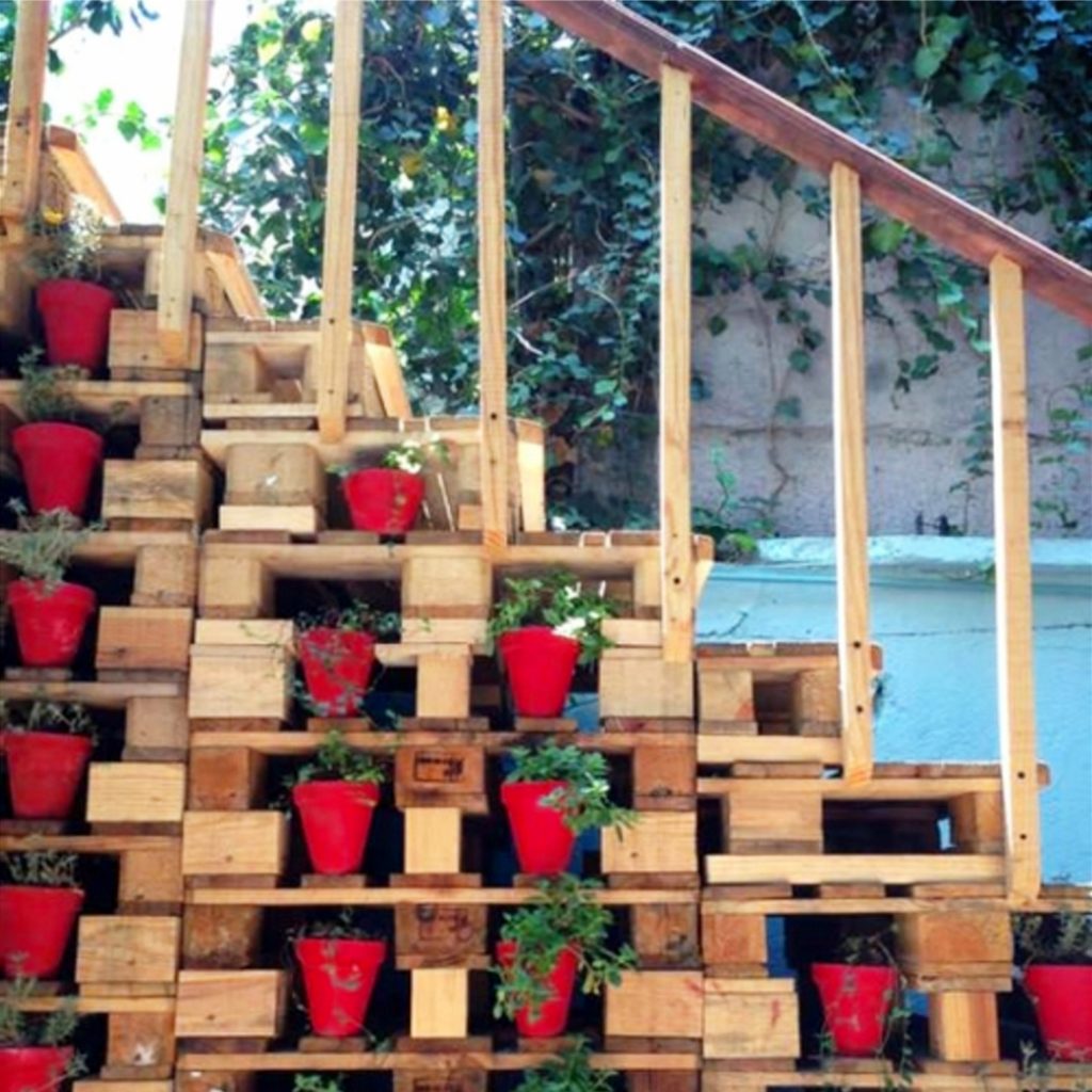 Ideas for clay pots - pallet stairs with clay pot decorations