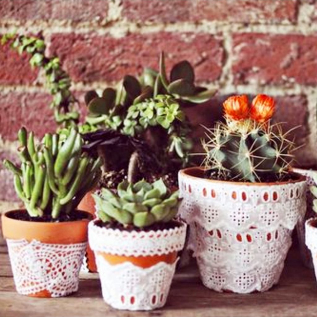 Ideas for clay pots - decorate clay pots with lace