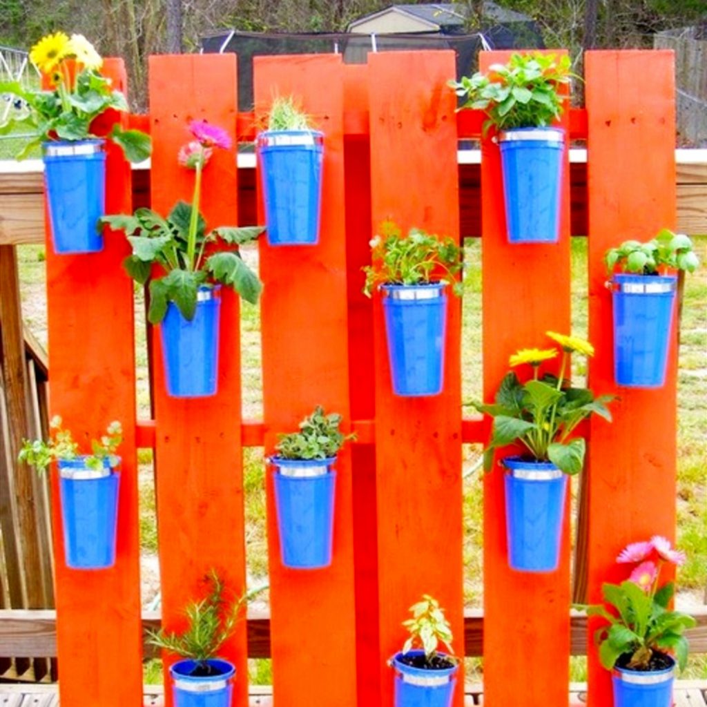 Ideas for clay pots - love this pallet wall with flower pots!