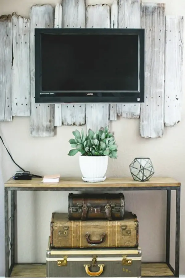 Rustic Farmhouse Living Room ideas with Pallet Wood Wall behind TV and rustic table - Easy DIY Rustic Home Decor Ideas on a Budget