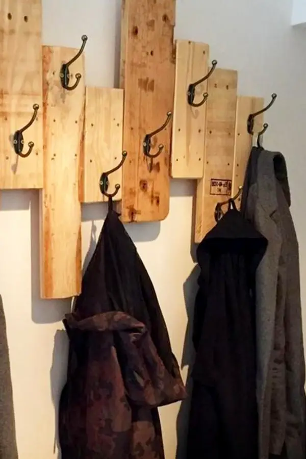 Pallet Wood Wall Coat Rack - Easy DIY Rustic Home Decor Ideas on a Budget