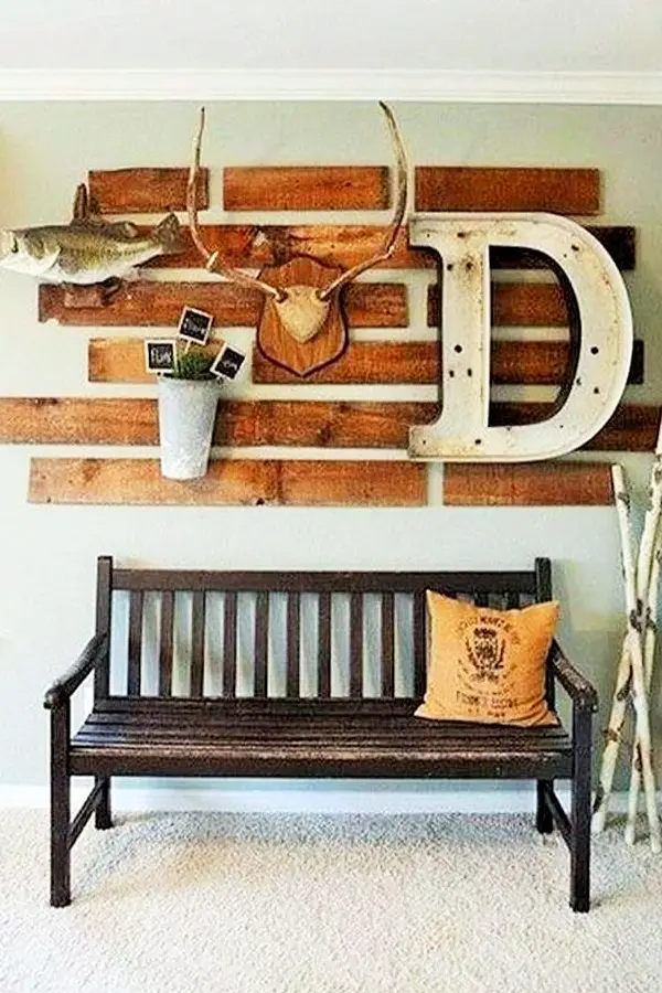 Rustic Foyer Decor Idea with Easy Pallet Wall - Easy DIY Rustic Home Decor Ideas on a Budget