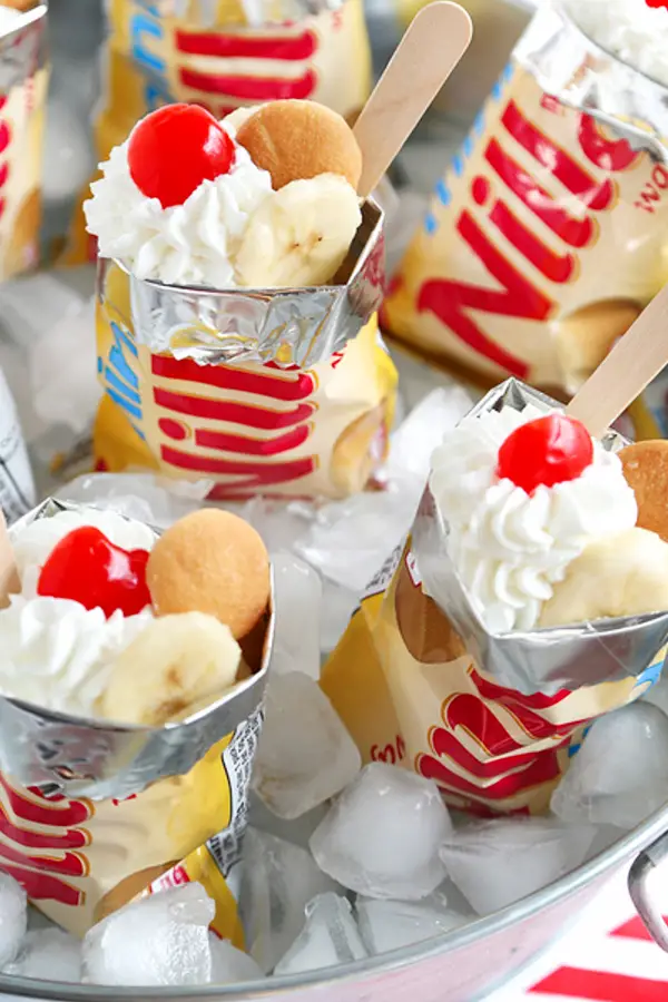 Summer Cookout Foods we LOVE - portable banana pudding packs for a crowd!  So easy and SO good (makes a great 4th of July party dessert too)