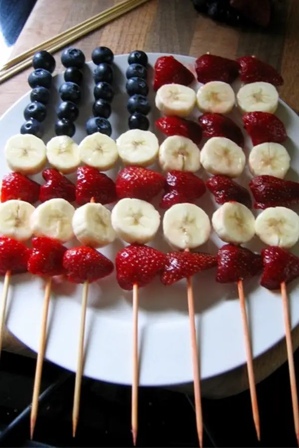 4th of July Party Food!  great ideas for summer cookouts and BBQ party foods - Make an American flag out of fruit-ka-bobs