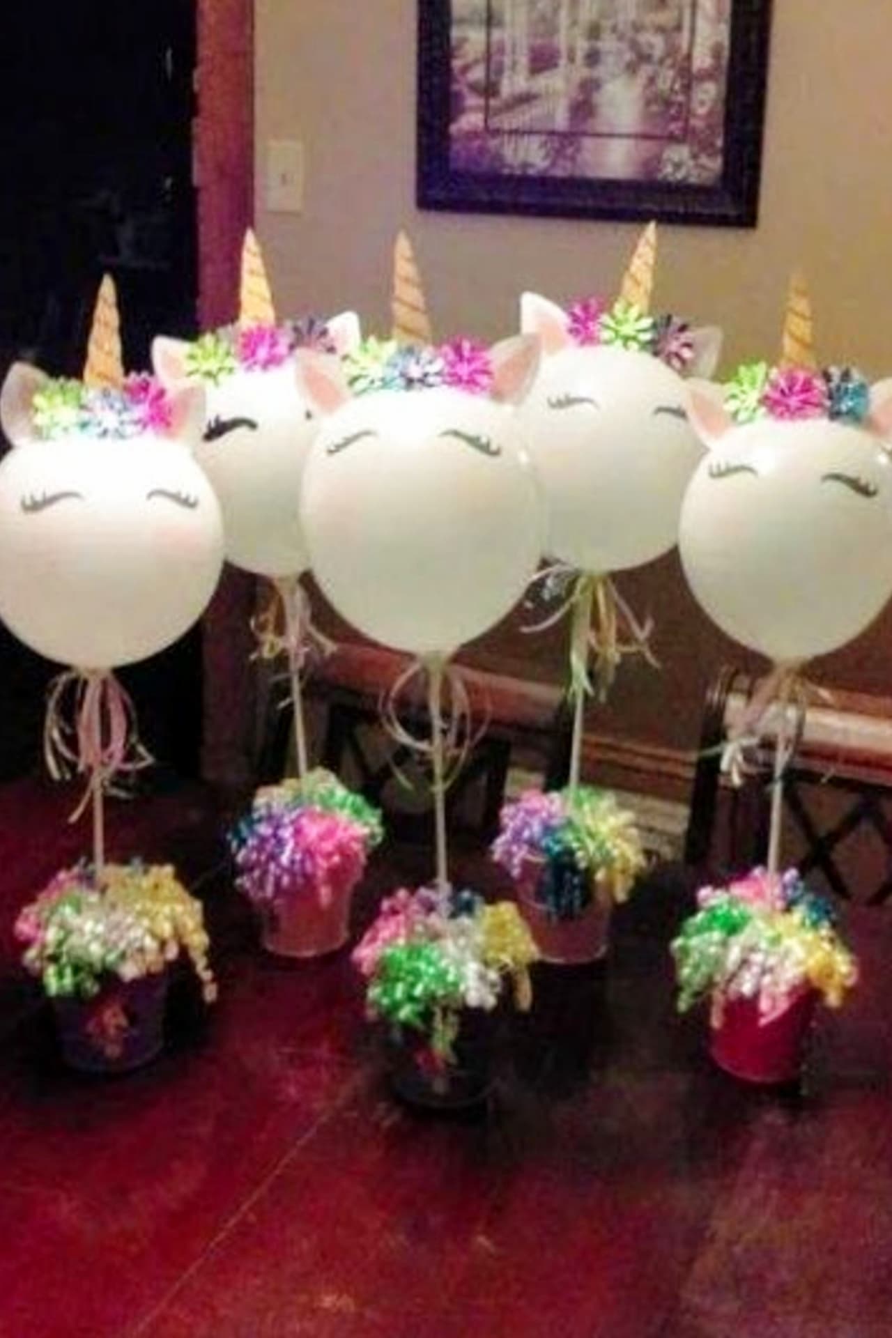 Unicorn birthday party ideas and unicorn crafts for kids - unicorn party centerpieces with balloons - would also be cute DIY unicorn birthday goody bags