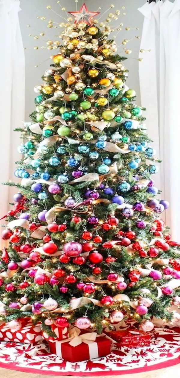 Christmas Tree Decorating Ideas - These color-coded Christmas tree decorations are taking the internet by storm!  Beautiful and EASY tree decorating ideas for Christmas
