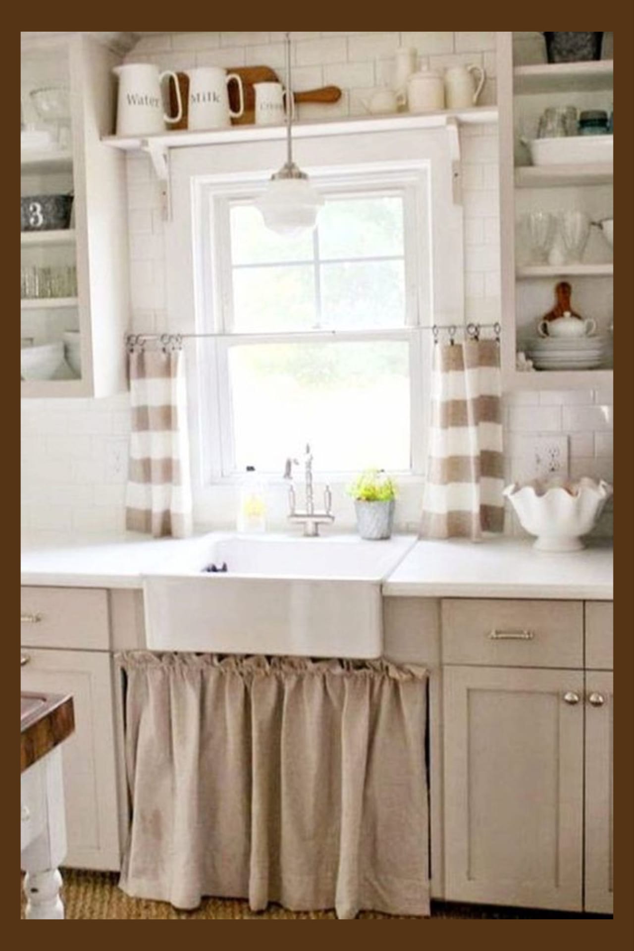 Farmhouse Kitchens! Affordable farmhouse kitchen decor ideas on a budget - cheap and budget-friendly ways to decorate a farmhouse kitchen or country living cottage kitchen in your house on a budget