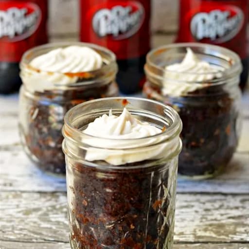Cake in ajar - easy Dr Pepper chocolate cake in a jar recipes - see more mason jar cakes and cupcakes ideas and gifts