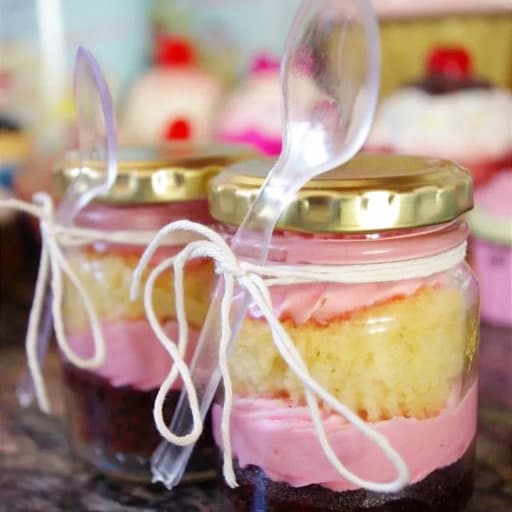 Cake in a jar - creative baby shower cake idea - see more creative cake in a jar recipes and learn how to make cupcakes in a jar or mason jar