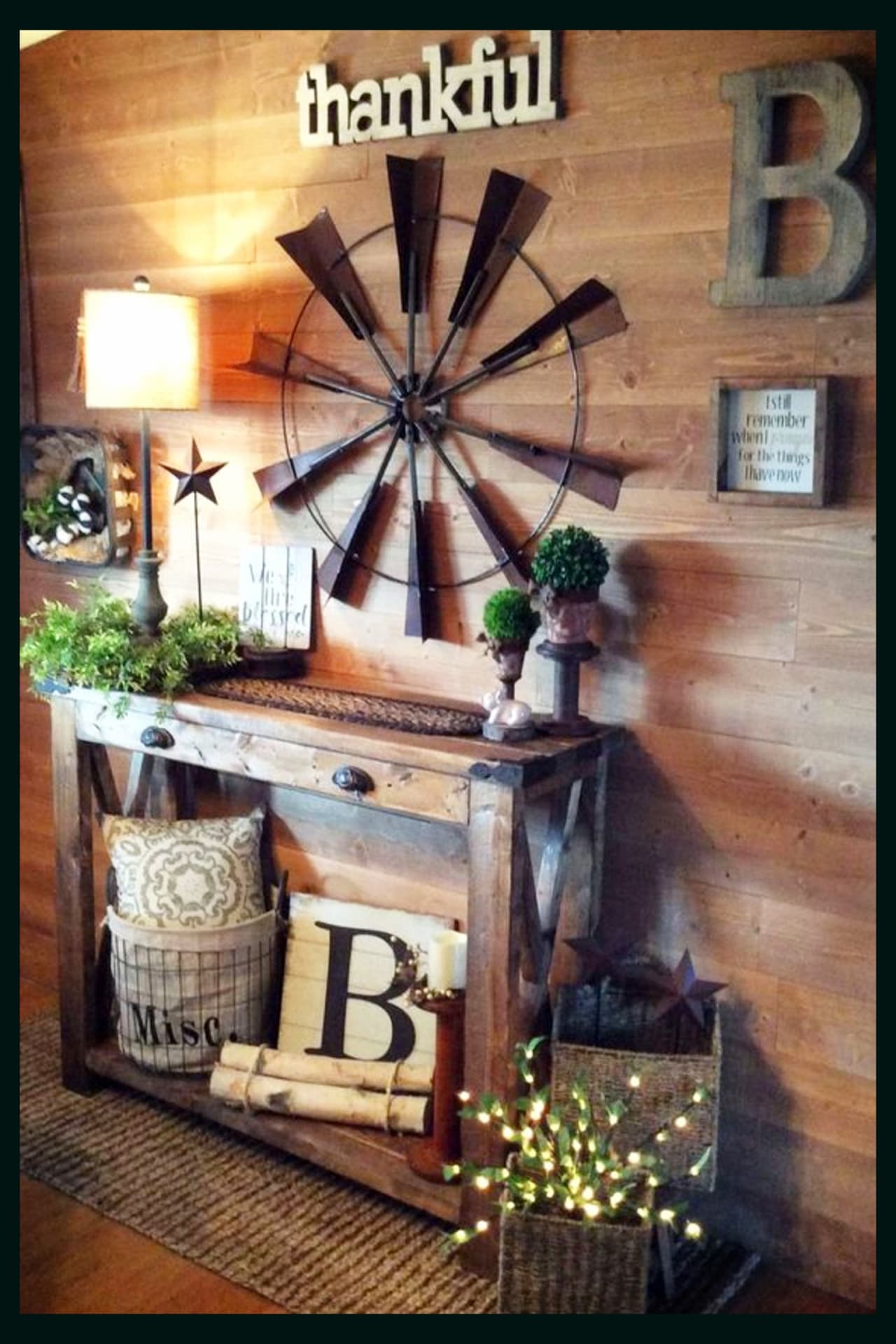 foyer accent wall ideas and hallway wall decor ideas I LOVE - DIY decorating in farmhouse style! Love this rustic farmhouse foyer decor! The pallet wood wall and accent wall decorations and home accessories are GORGEOUS!