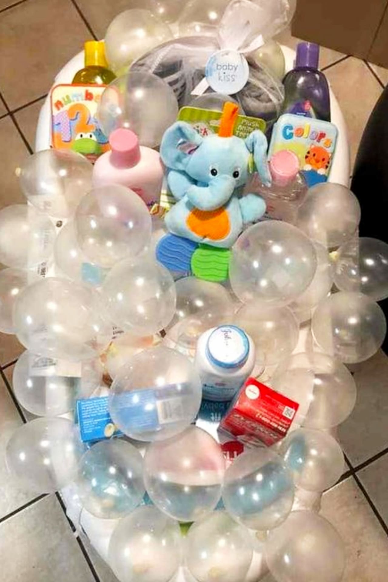 Baby Shower Gift Ideas!  DIY baby shower gifts - Unique, creative DIY baby shower gift baskets and baby bathtub gift baskets to make cheap - Dollar Stores DIY baby shower gifts for boys, girls and gender neutral / gender unknown