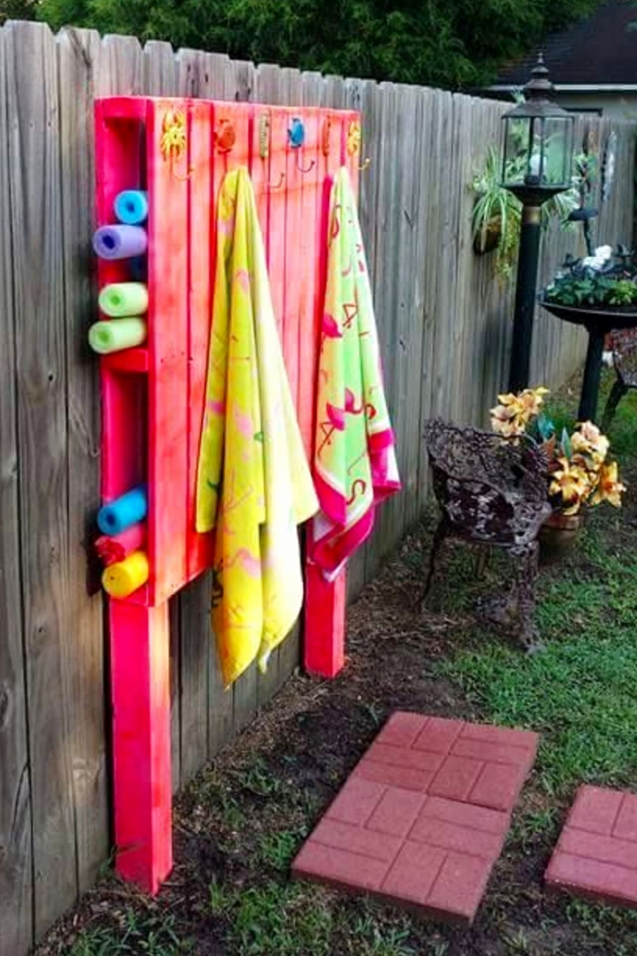 Pallet Projects - Easy DIY outdoor pallet furniture and pallet projects to make or sell - VERY clever pallet projects!  Pallet fence outdoor organizer for pool toys and towels