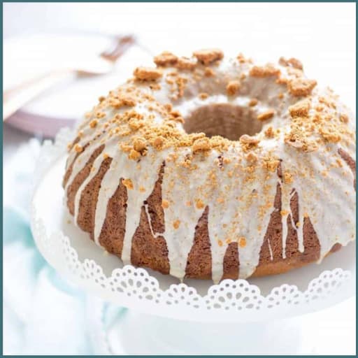 Brunch bundt cake ideas for a crowd!  Simple brunch food ideas and make ahead breakfast for a crowd.  Having Christmas brunch?  Sunday brunch?  Try these super simple desserts and breakfast casseroles - this brunch cake recipe is so easy (uses boxed cake mix and pudding) - easy funeral food ideas too! Unique and simple coffee cake ideas for overnight guests, coworkers, party dessert table or for any party sweet treats dessert table